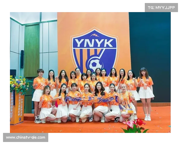 云南玉昆主场赛后球员谢场,球迷标语温情告别