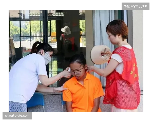 赛场之外:中超俱乐部联合举办社区公益行,球员走进特殊教育学校 赛场之外:中超俱乐部联合举办社区公益行,球员走进特殊教育学校